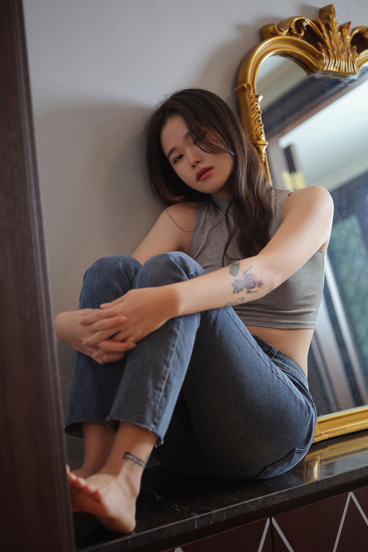 亚洲黑色蕾丝女装大长腿美女写真