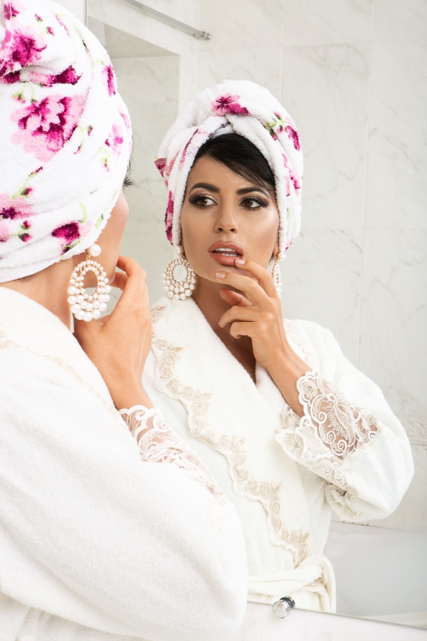 白色蕾丝浴袍美女图片