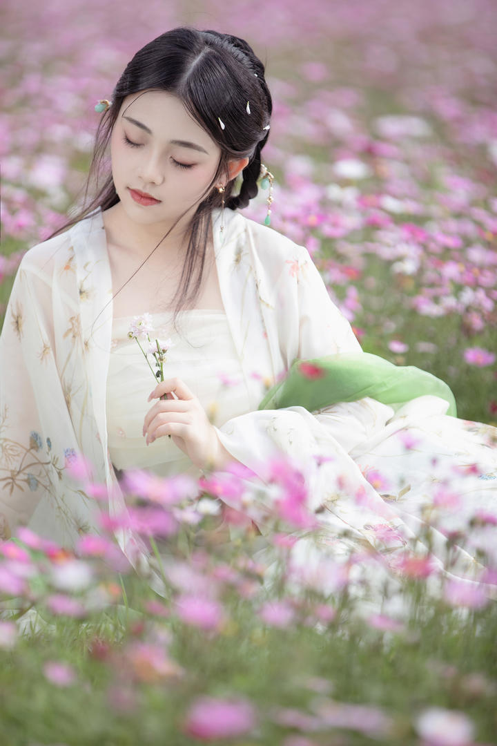 花田里的纯情古装美女个人艺术写真图片