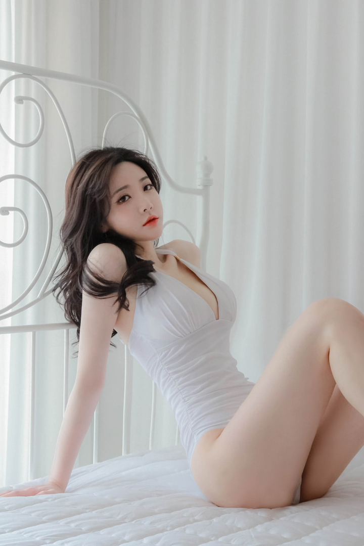 坐在床上的性感韩国美女模特柳京图片