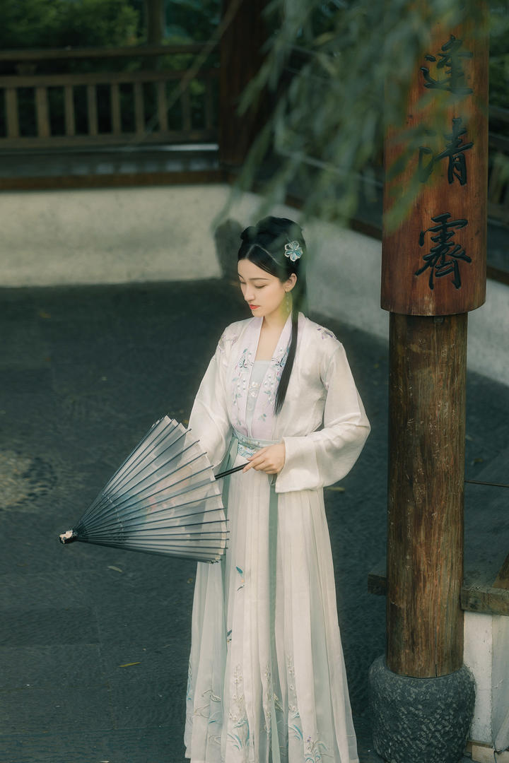 收起雨伞的唯美古装美女艺术写真图片