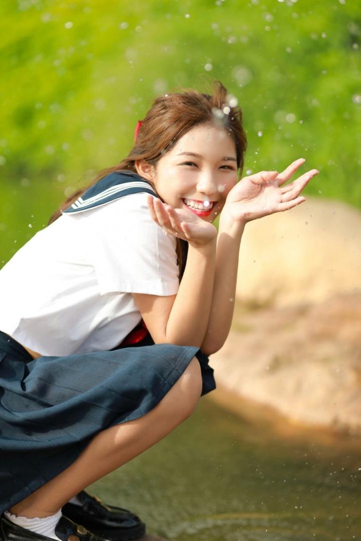 笑起来真好看校服甜美清纯美女户外写真图片