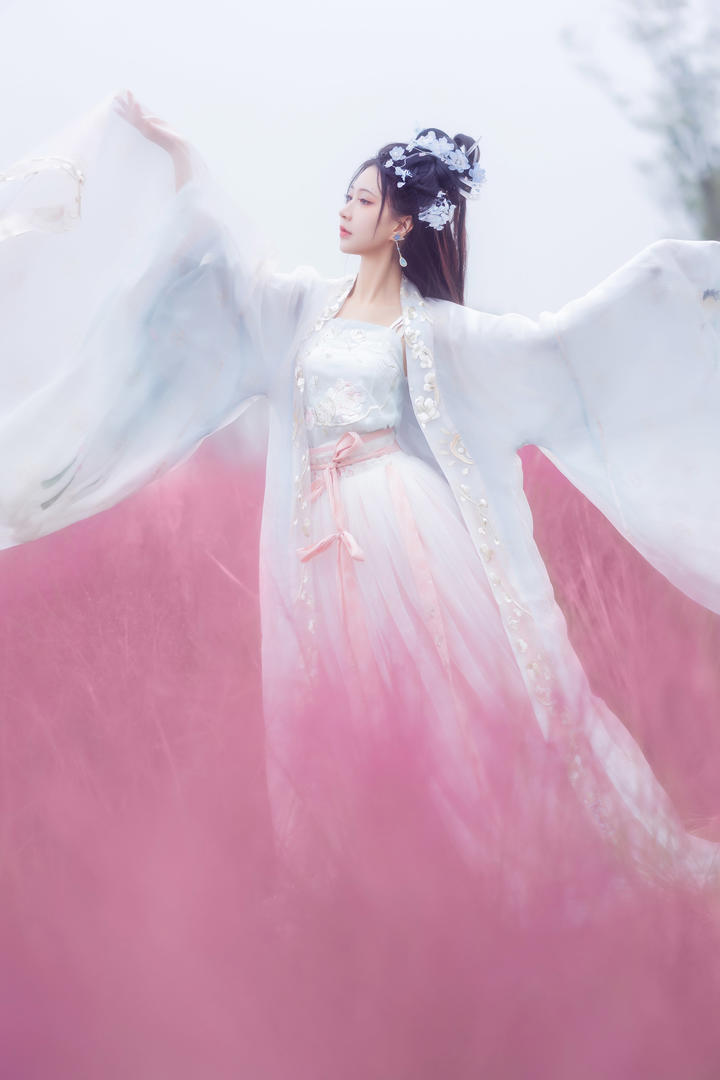 白衣古装美女热舞高清图片