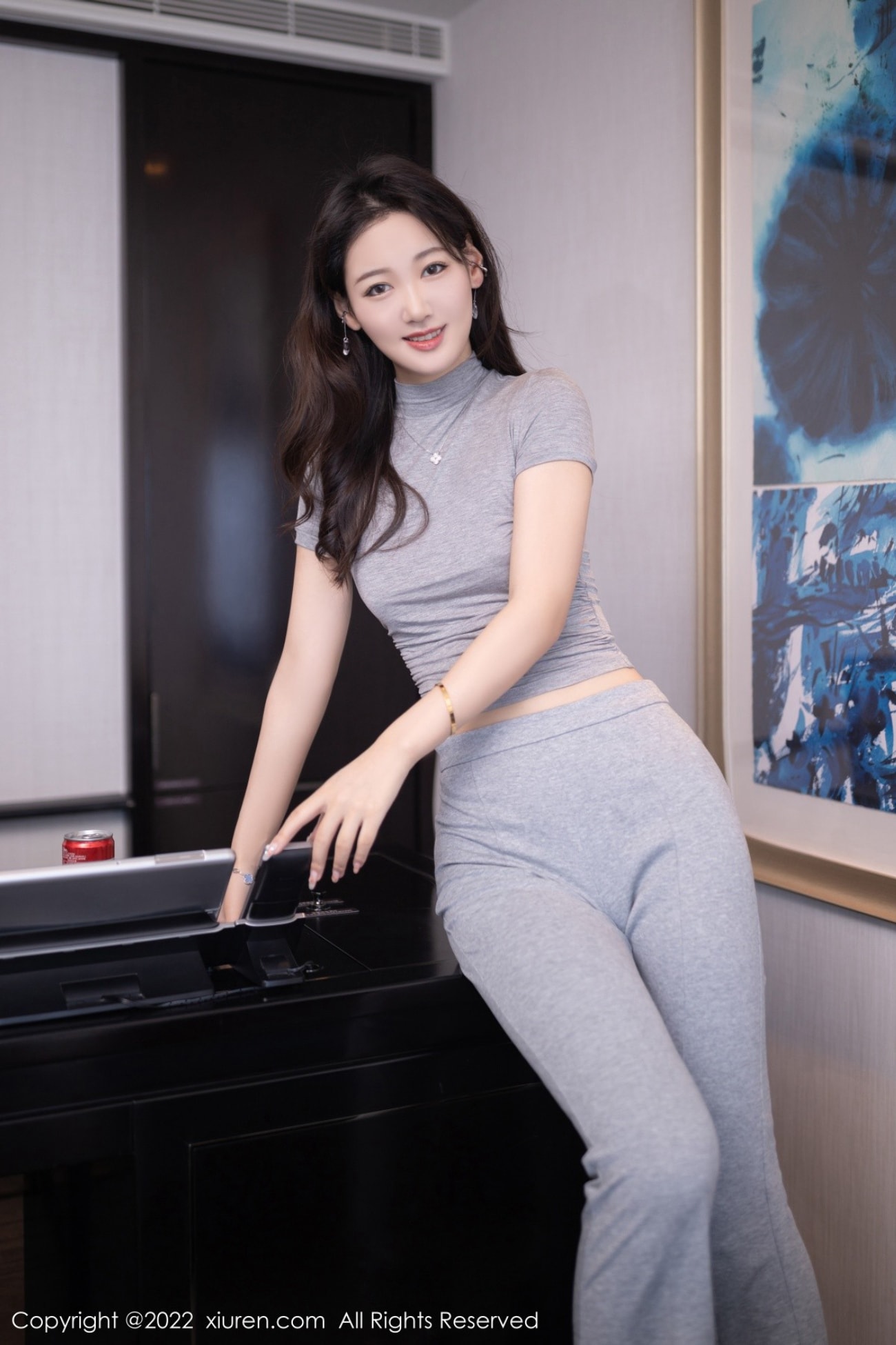 秀人网美女模特唐安琪灰色收身上衣搭配长裤北京旅拍