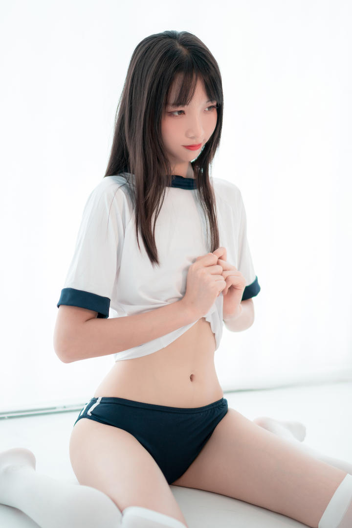 穿白丝袜的清纯细腰小美女性感写真图片