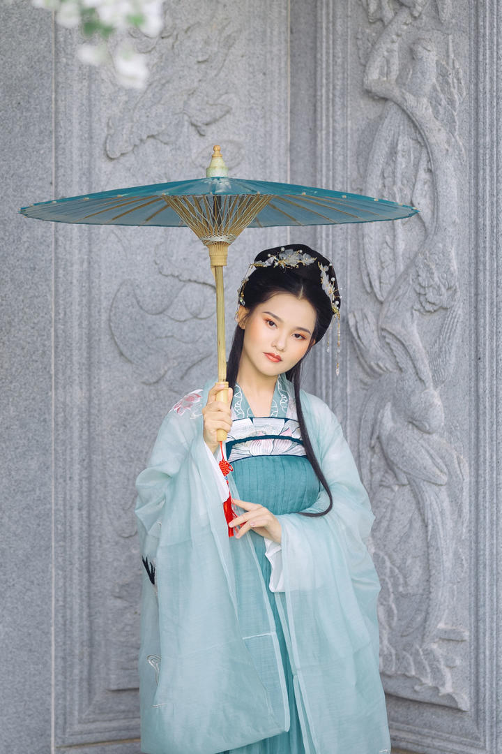 撑伞的江南女子媛媛古风写真图片欣赏