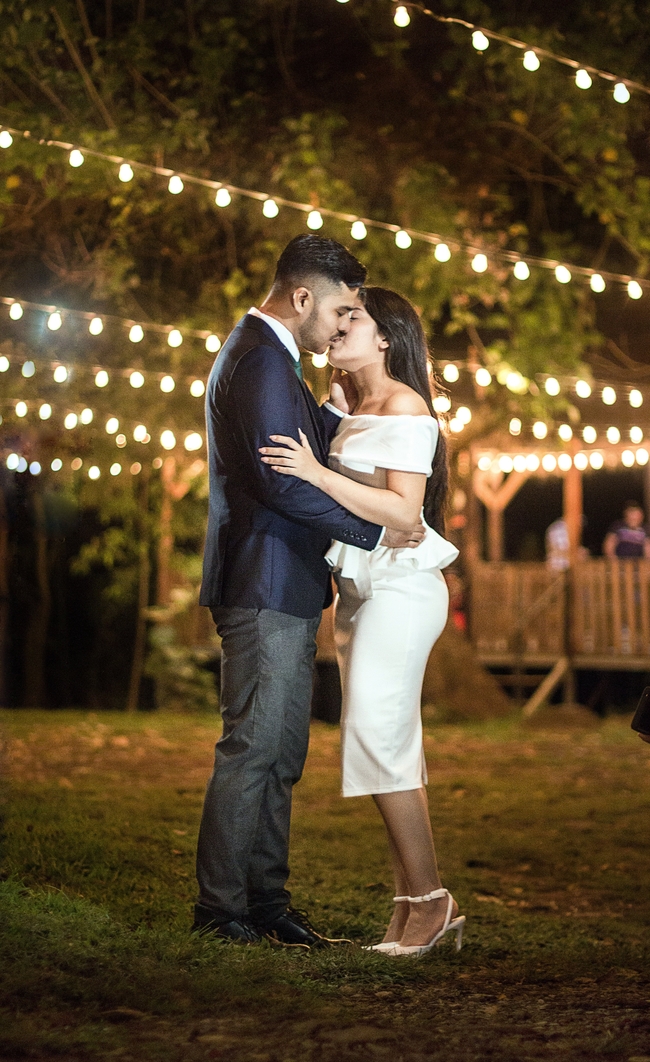 夜晚草地浪漫接吻情侣图片