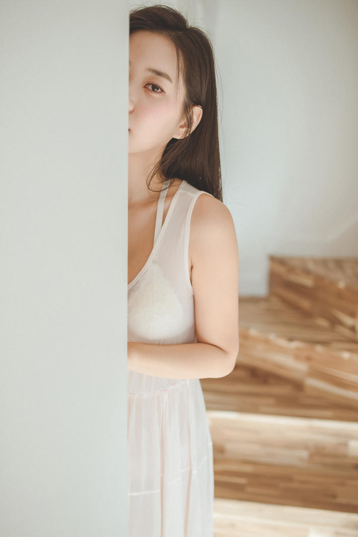 穿白色连衣裙的清纯美女写真图片