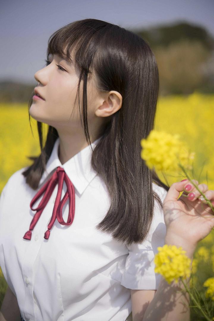 油菜花田里的日本女生图片大全
