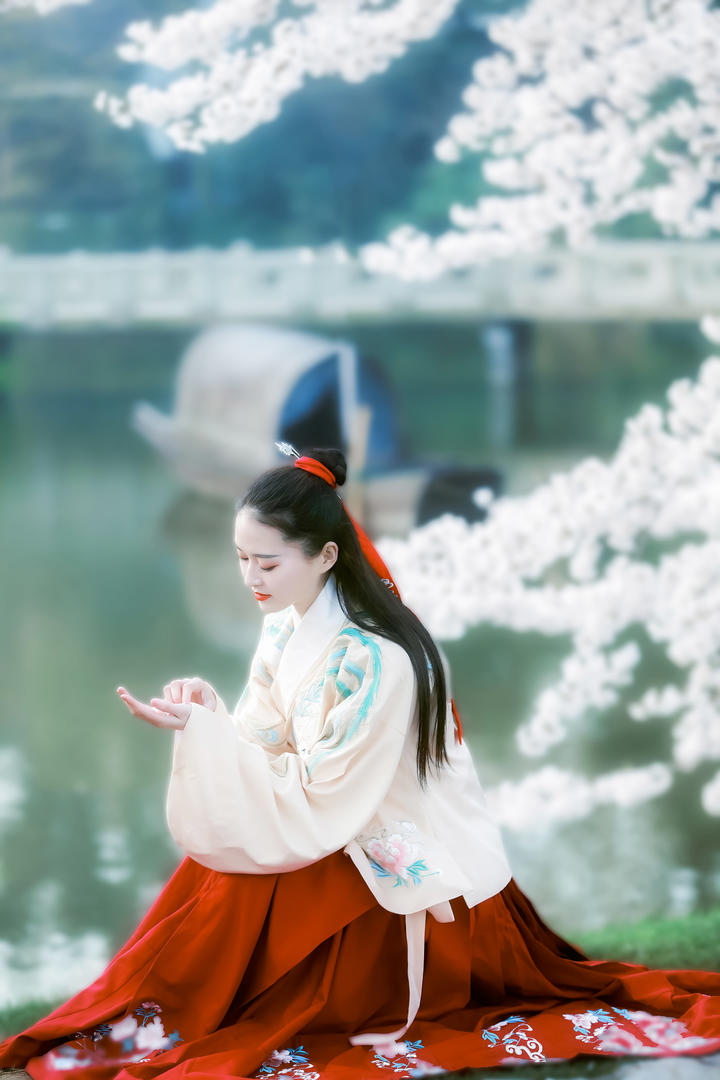 坐在池塘边的唯美意境古风女生头像图片大全