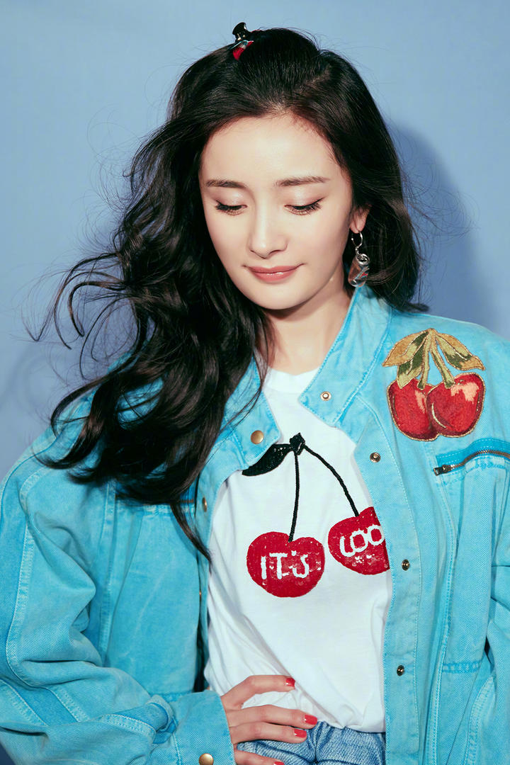 穿蓝色牛仔衣的美女明星杨幂图片