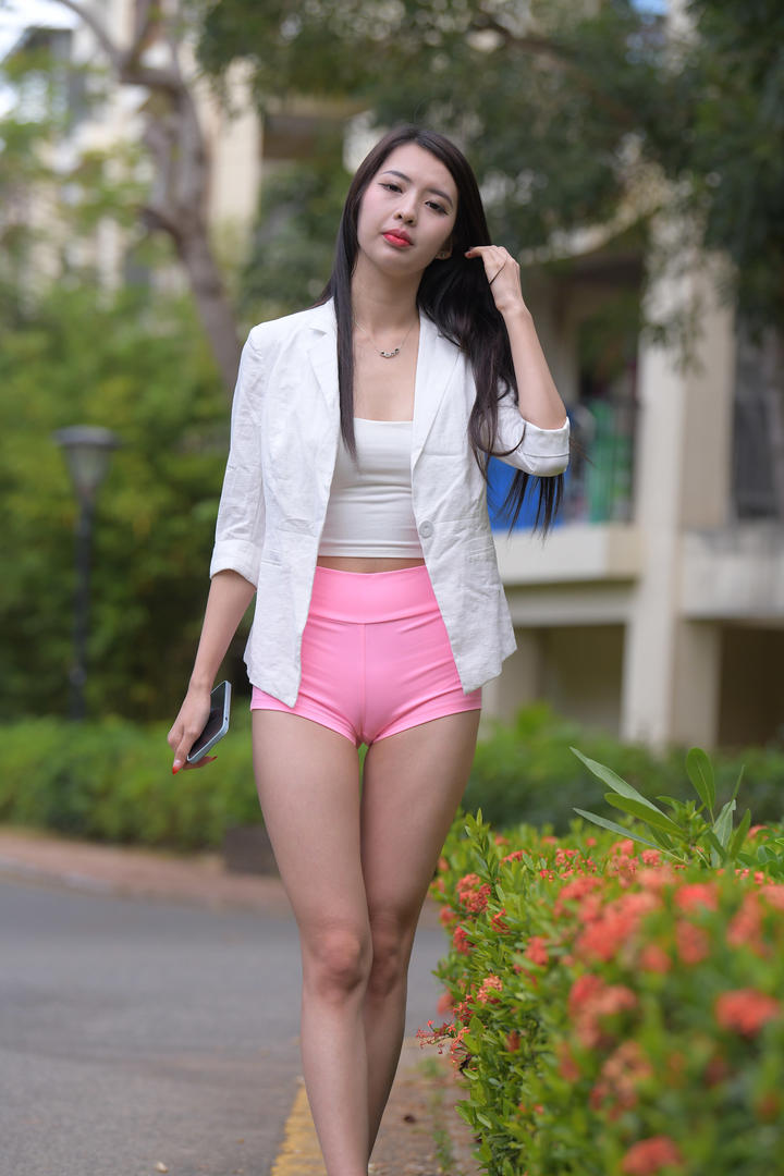 街拍瑜伽裤美女鲍沟大户型图片