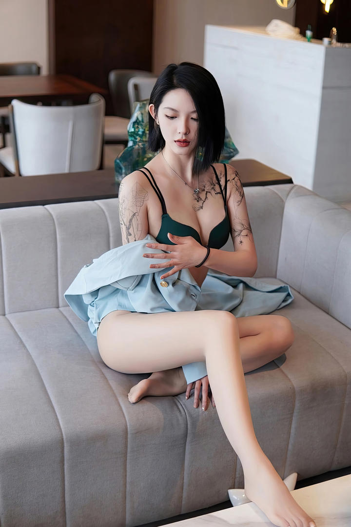 长的像小S的极品大胸美女模特性感写真套图