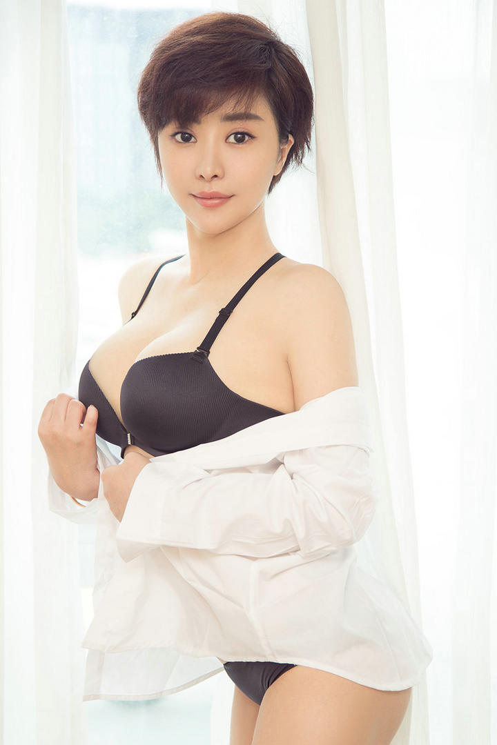 超高清性感短发大胸美女方圆写真图片