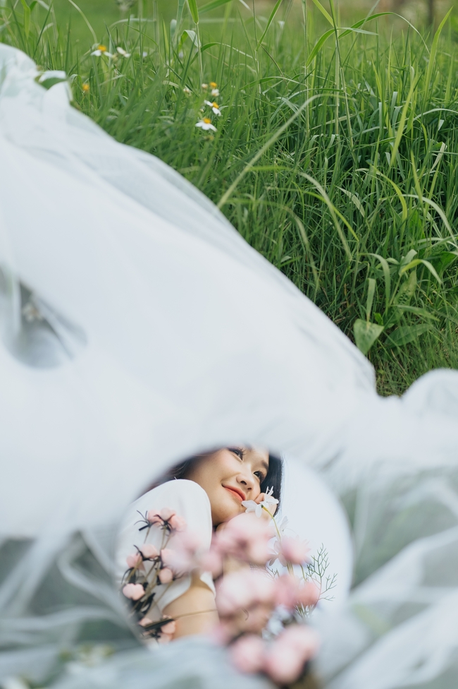 户外野草丛白色浪漫婚纱摄影图片