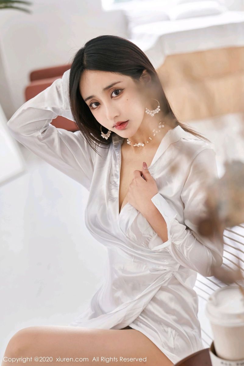 秀人网美女模特Betty林子欣丝袜美腿慵懒睡衣性感心愿旅拍
