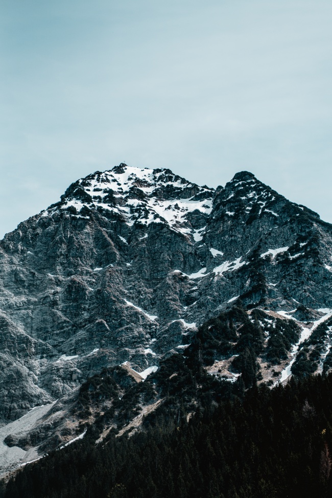 高耸的雪山图片
