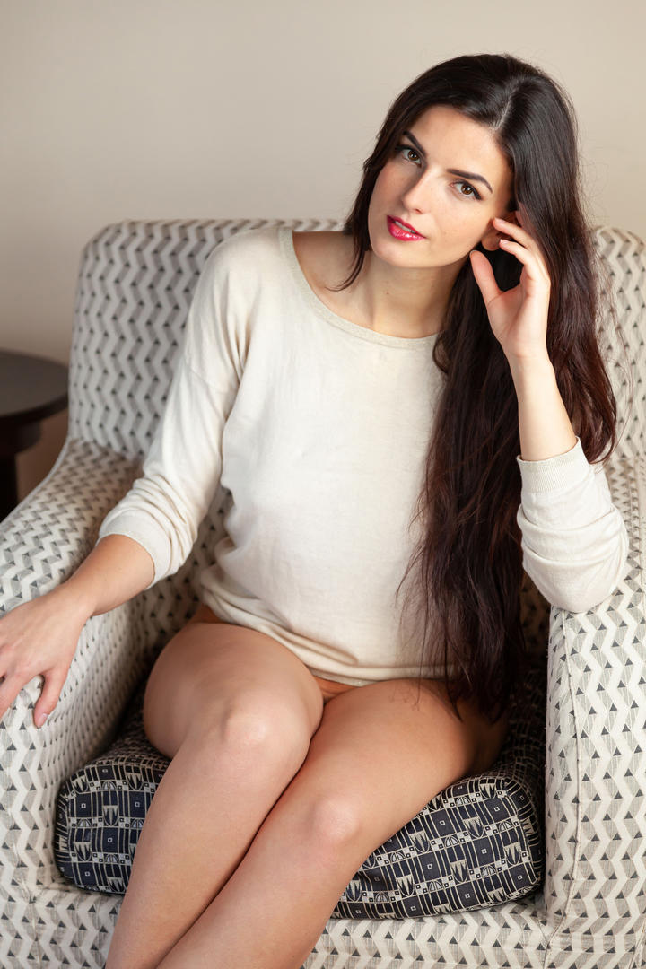 坐在沙发上的长发欧美艺术写真图片