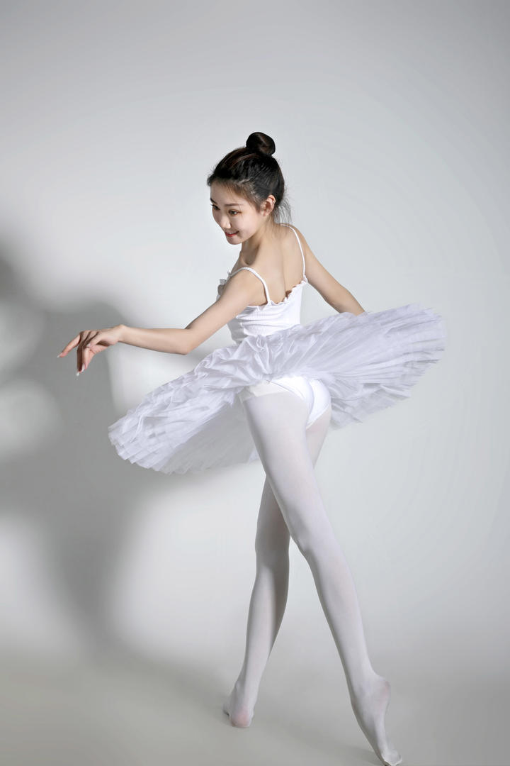 跳芭蕾舞的美女人体艺术摄影图片