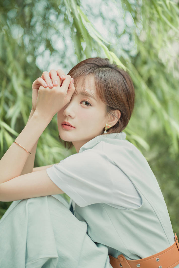 高清国内美女明星壁纸李一桐户外摄影图片欣赏