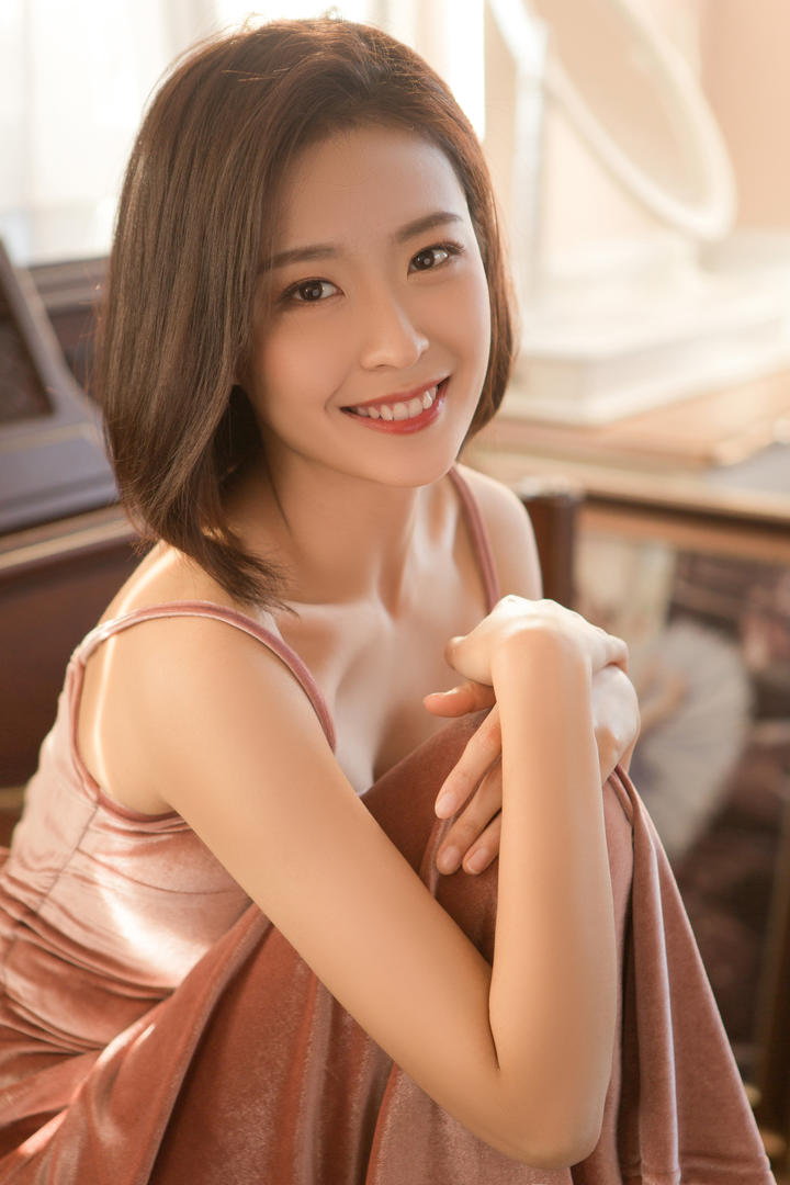 清丽短发佳人气质美女高清写真图片