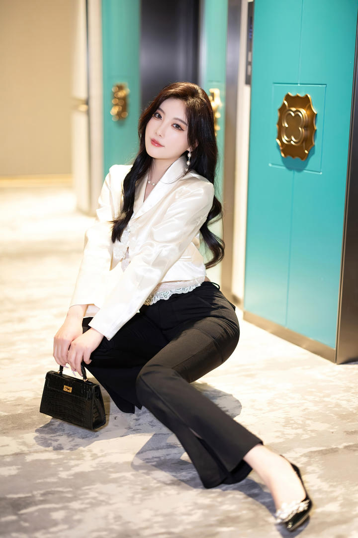 职场女性装扮杨晨晨国产精品久久久久久图片