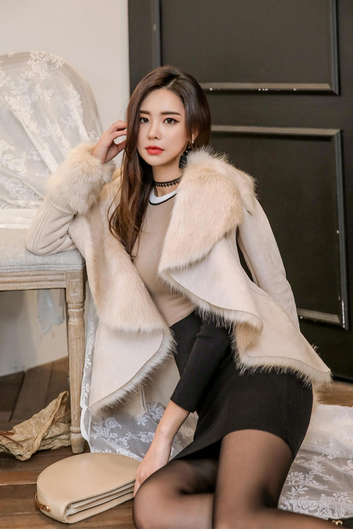 坐在地板上的韩国美女模特图片