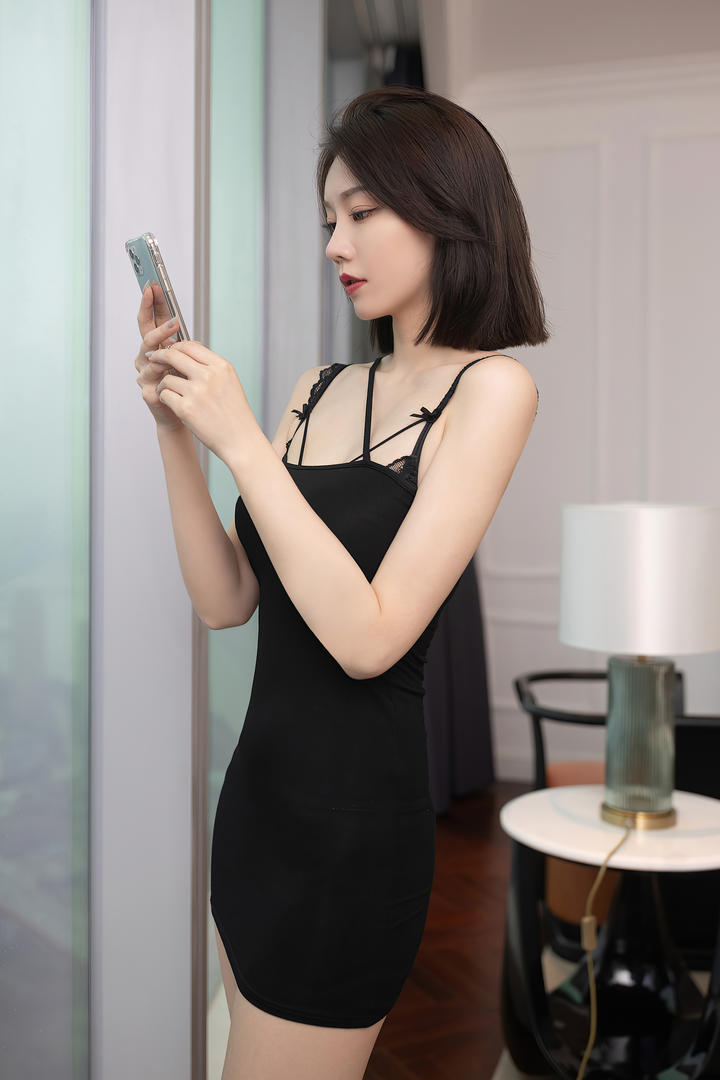穿着黑色吊带睡裙的性感宅男女神安然私房照图片