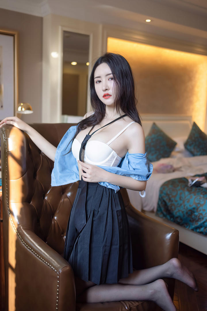 解开上衣扣子的性感沈梦瑶美女裸露无档图片