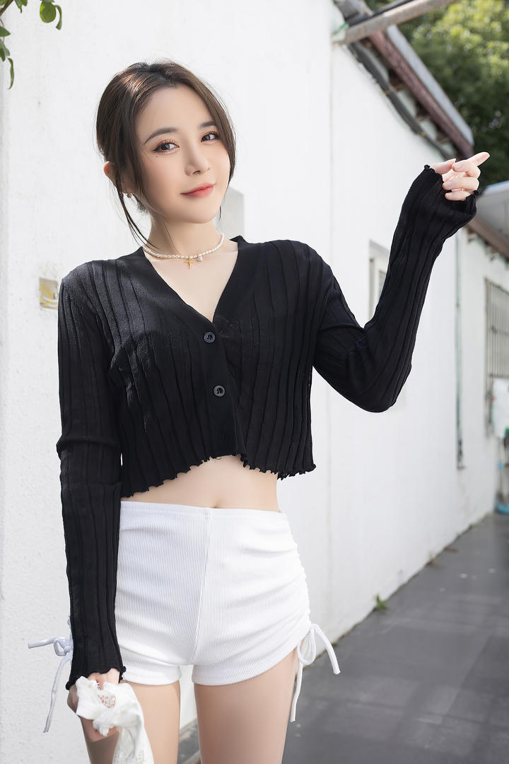 街拍穿白色超短裤的美女鱼子酱壁纸图片大全