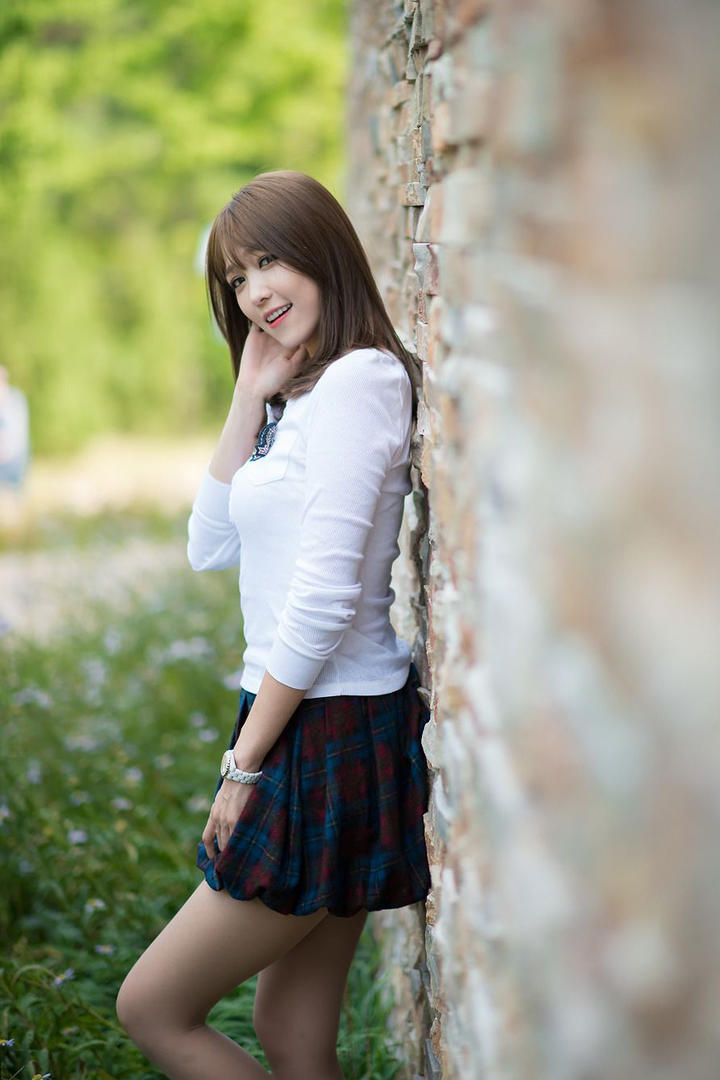 靠在墙边的清纯美女壁纸图片