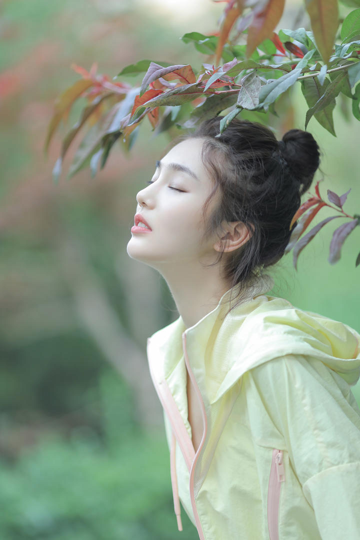 闭上眼睛的清纯女生意境头像美女图库