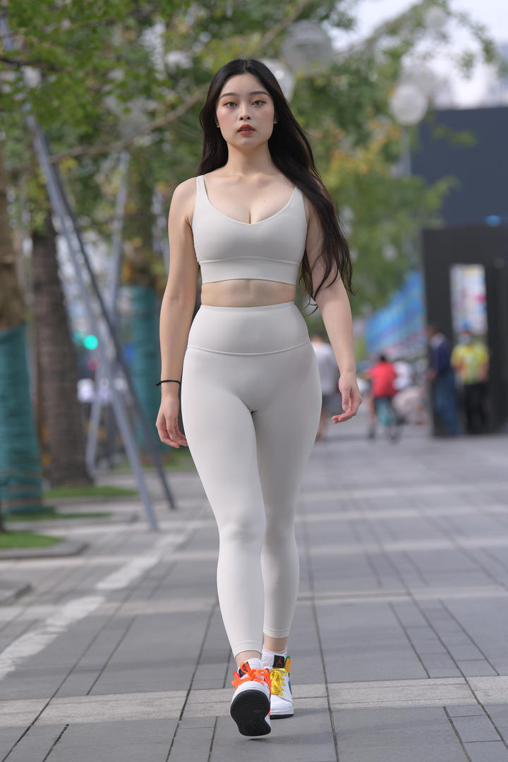 超高清无水印街拍紧身裤丰满美女图片