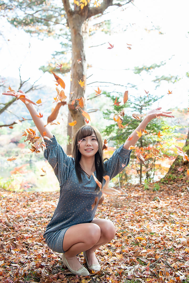抛树叶日本美女艺术写真图片