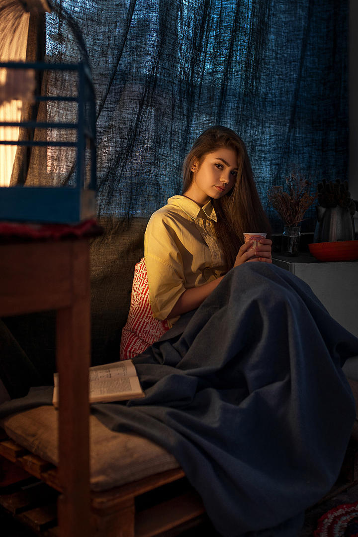 握着杯子的欧美气质美女