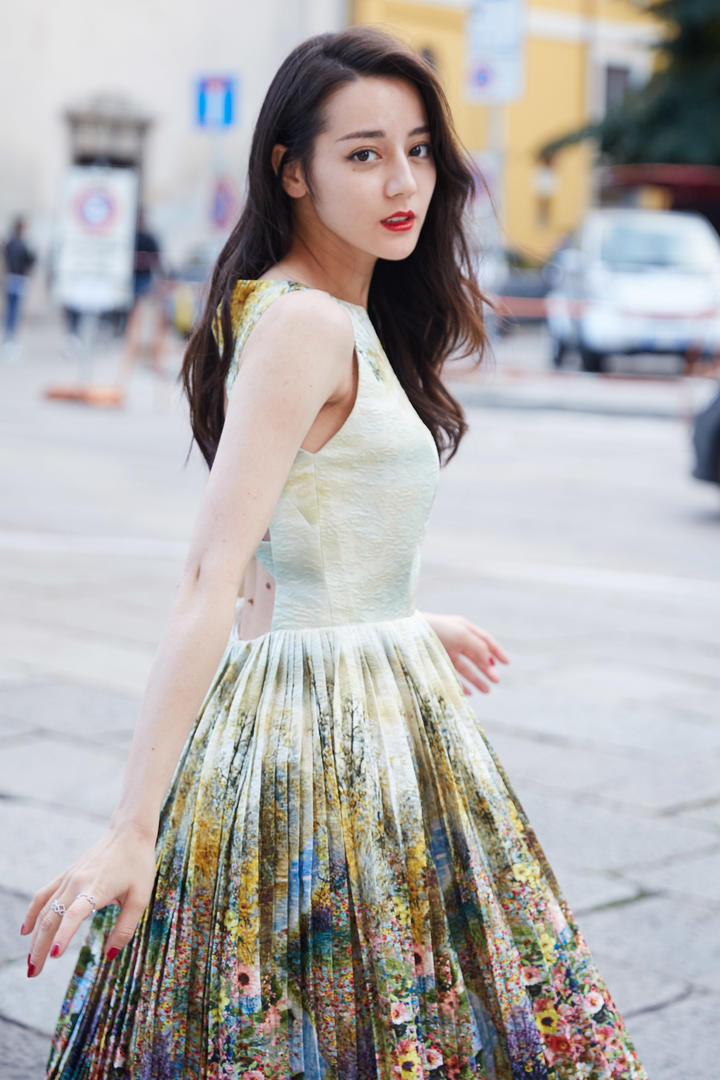 当红花旦迪丽热巴国外街拍摄影图片