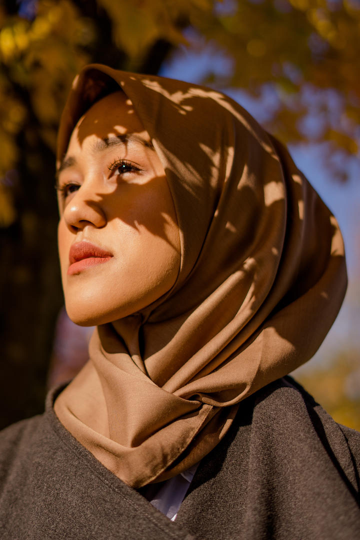 戴着头巾的欧美美女人像艺术写真图片