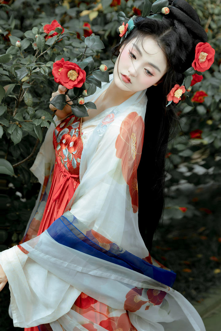 采花的古装汉服美女高清手机壁纸大图