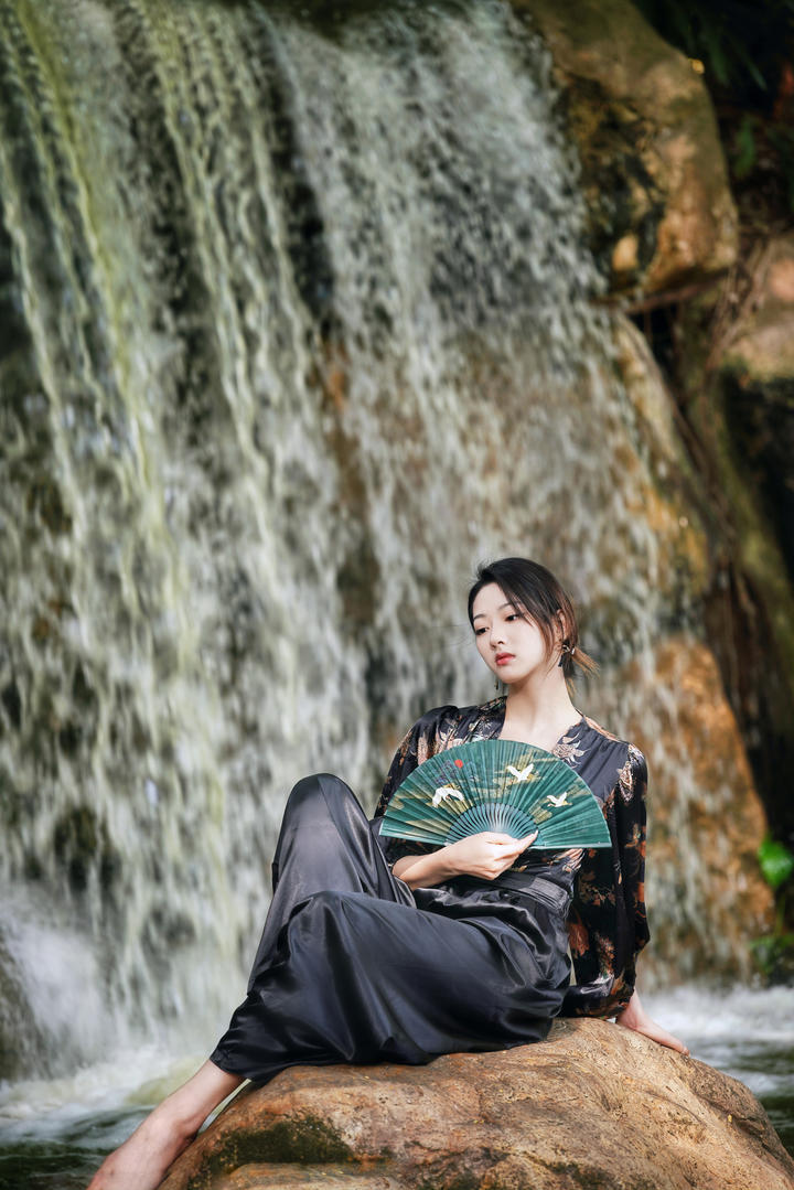 坐在石头上的气质美女模特高清手机壁纸大图