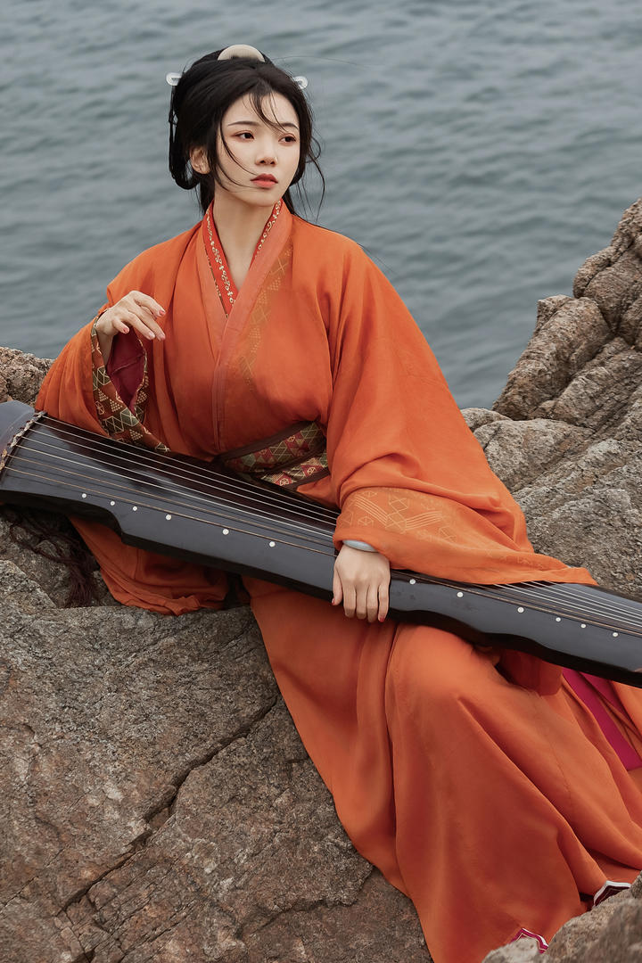 抱着古筝的红衣美女写真