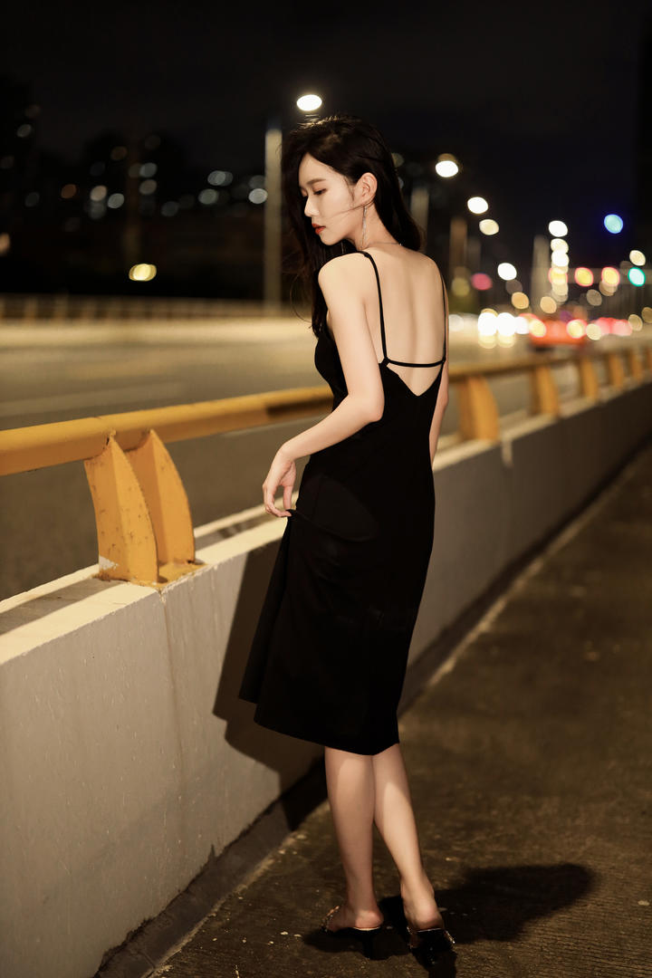午夜高架桥上的露背连衣裙美女主播夜景人像摄影图片