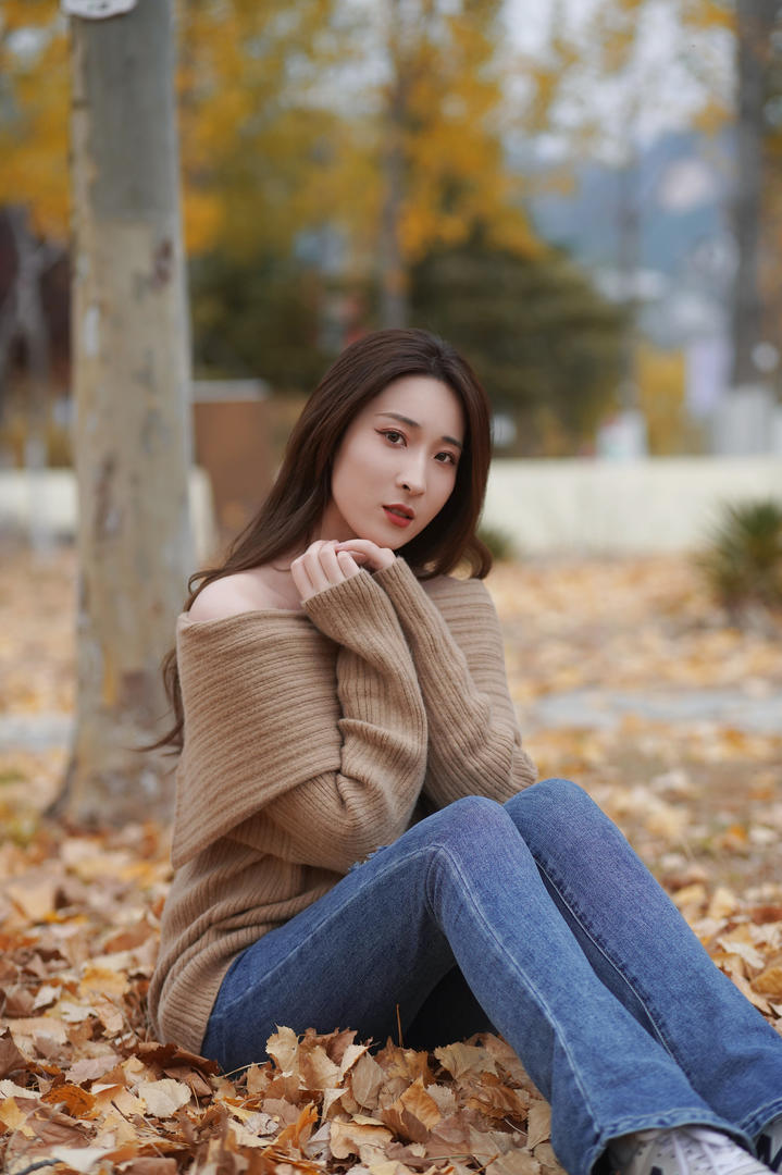 树林里的牛仔裤美女清纯女孩写真图片大全