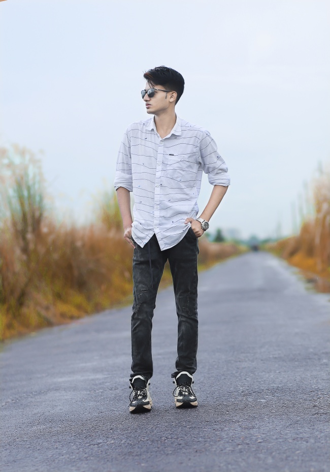 秋季户外墨镜帅哥写真图片