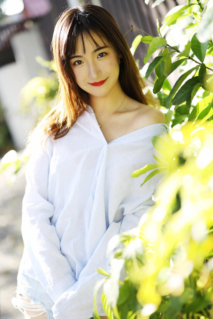 艺儿拿铁户外白衬衫清纯美女图片