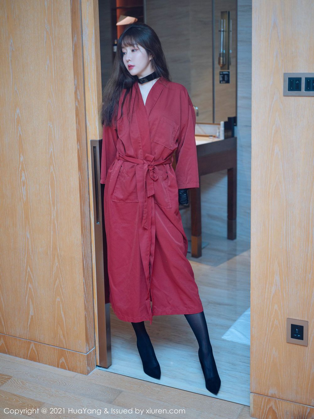 花漾Show性感女神王雨纯情趣皮衣熟女气息丰腴系列厦门旅拍