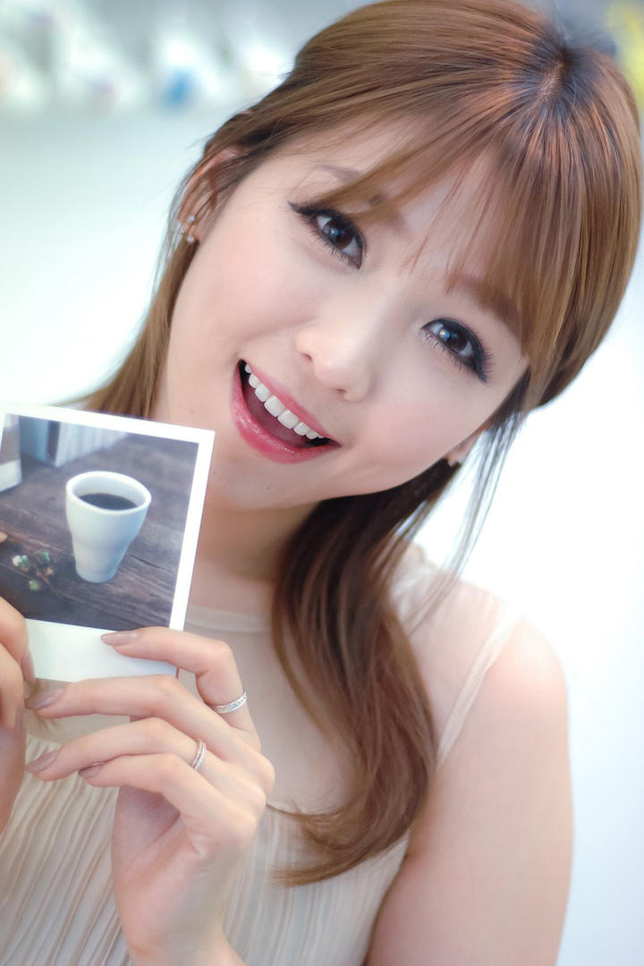 拿着照片的韩国美女主播李恩慧高清写真