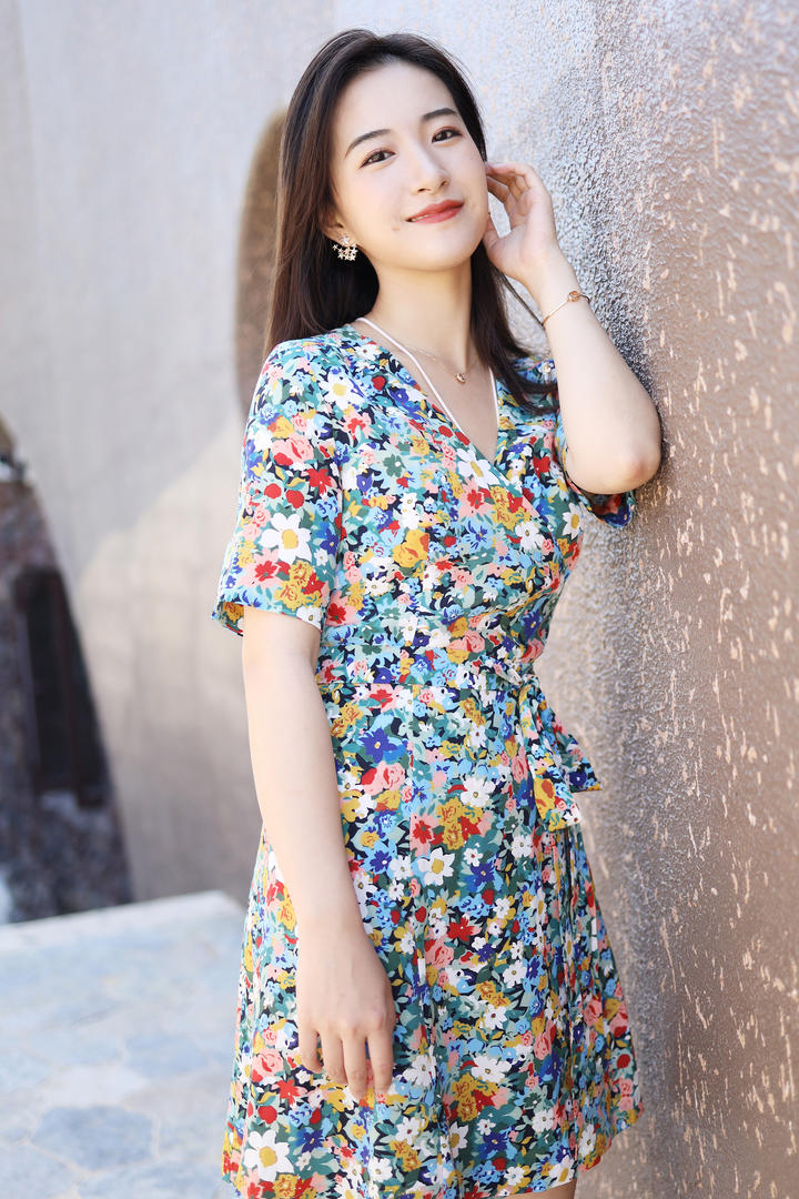气质碎花长裙美女艺儿伢哟写真图片
