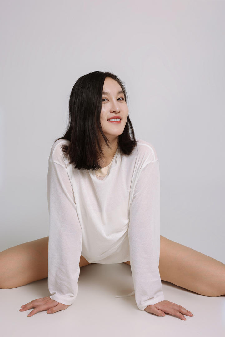 劈叉的瑜伽美女博主个人艺术照图片