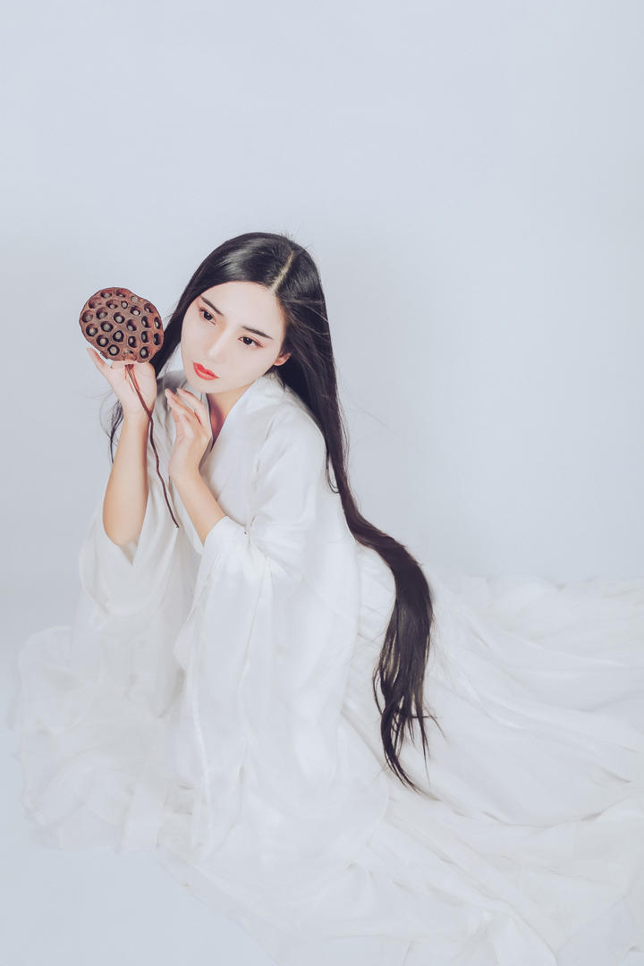 拿着莲蓬的古装长发美女写真图片