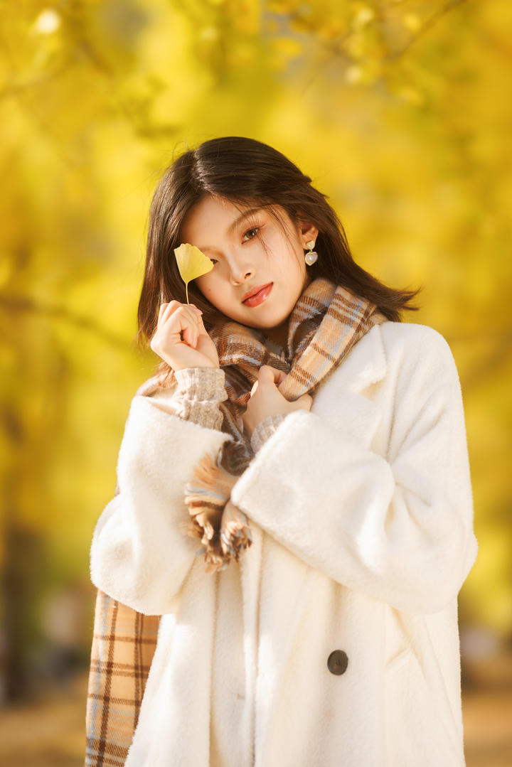 穿大风的中国美女高清秋日摄影写真图片